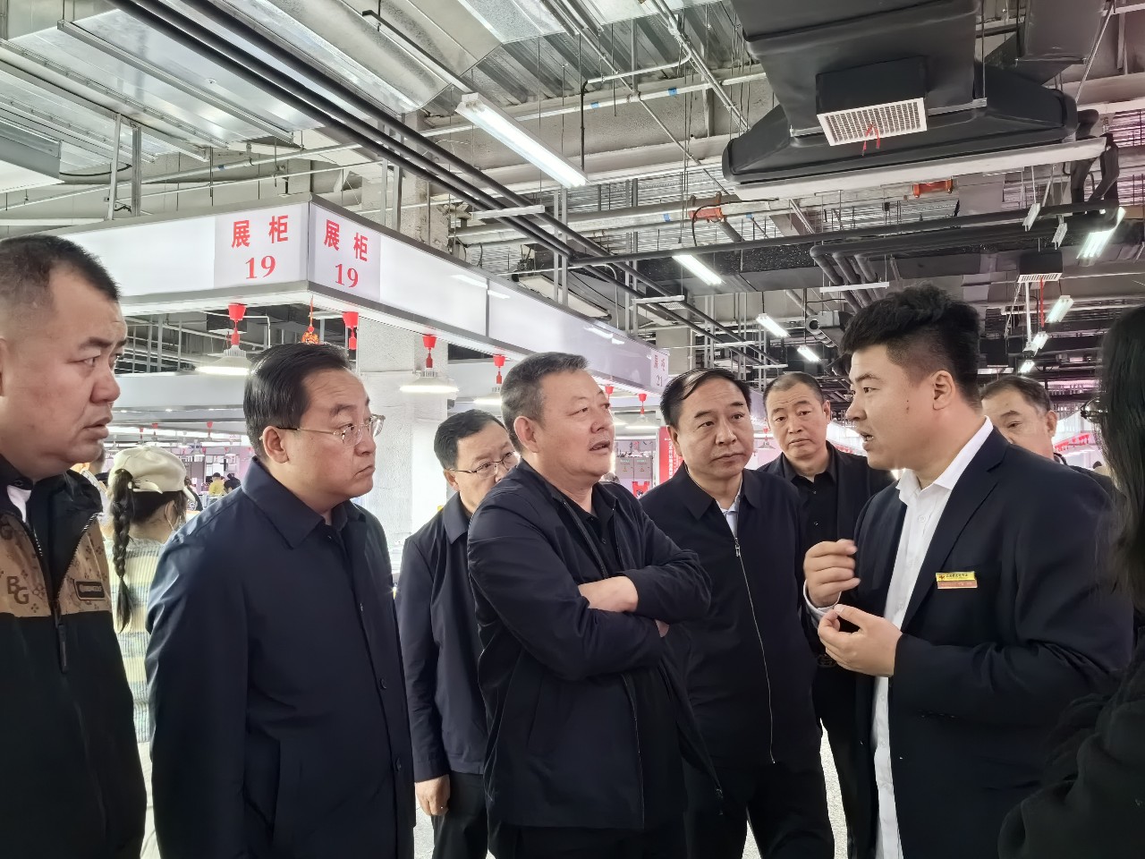 乌兰察布市人民政府副市长袁晓东一行到新发地参观考察